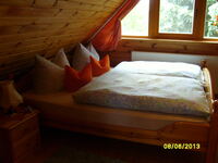 Schlafzimmer m. Holzdoppelbett